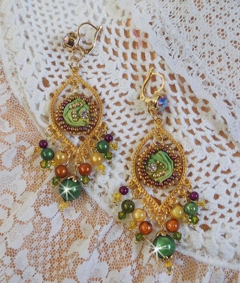 BO Venetian Moon broderad med kameleonfärgat sidenband, Swarovski-kristaller och magiska pärlor.
