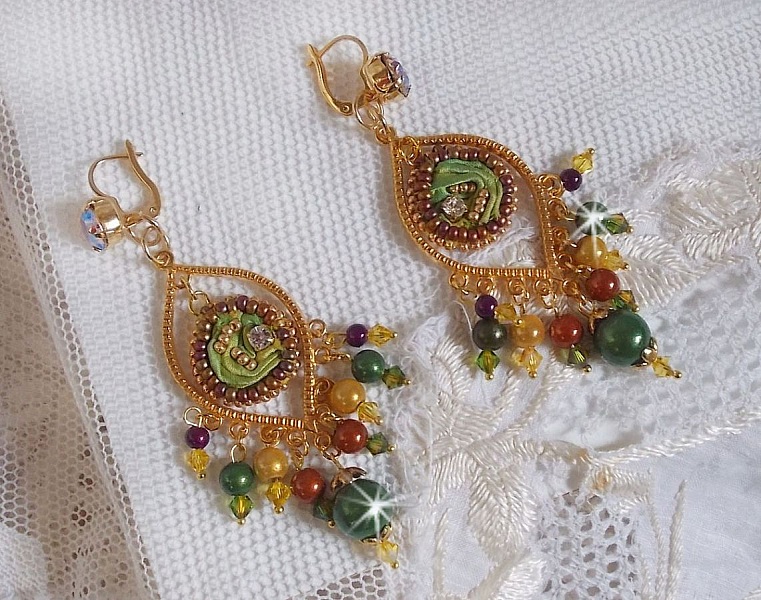 BO Venetian Moon broderad med kameleonf&auml;rgat sidenband, Swarovski-kristaller och magiska p&auml;rlor.