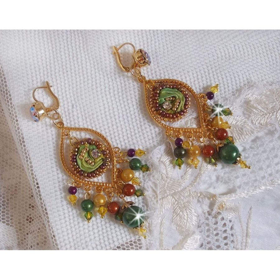BO Venetian Moon broderad med kameleonfärgat sidenband, Swarovski-kristaller och magiska pärlor.