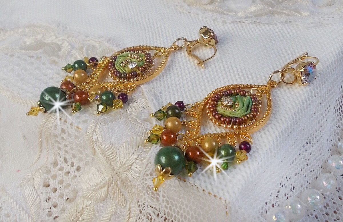 BO Venetian Moon broderad med kameleonfärgat sidenband, Swarovski-kristaller och magiska pärlor.