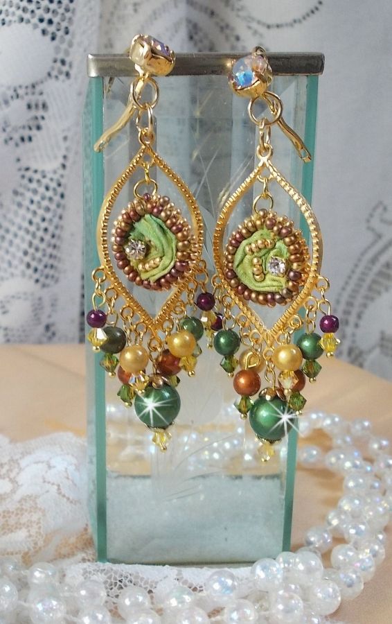 BO Venetian Moon broderad med kameleonfärgat sidenband, Swarovski-kristaller och magiska pärlor.