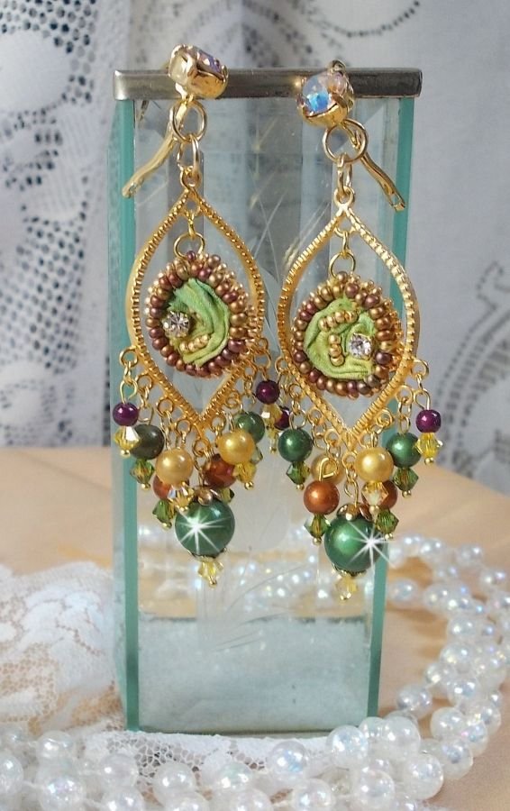 BO Venetian Moon broderad med kameleonfärgat sidenband, Swarovski-kristaller och magiska pärlor.