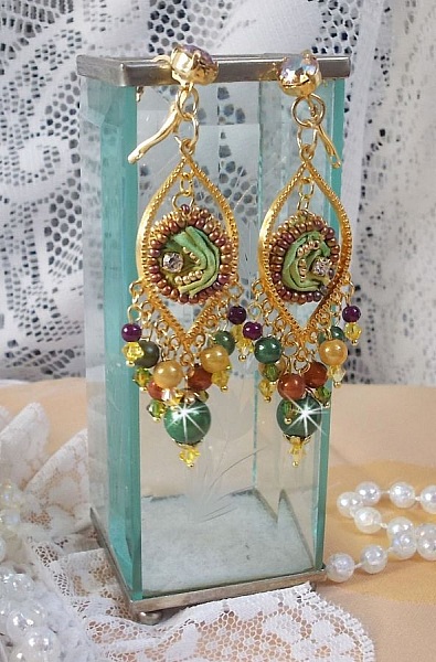 BO Venetian Moon broderad med kameleonf&auml;rgat sidenband, Swarovski-kristaller och magiska p&auml;rlor.