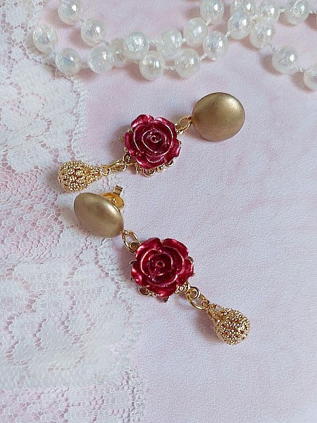 BO Lya Roses compos&eacute;es de breloques laitons, pendentifs avec roses m&eacute;tal, perles verres et clous en laiton