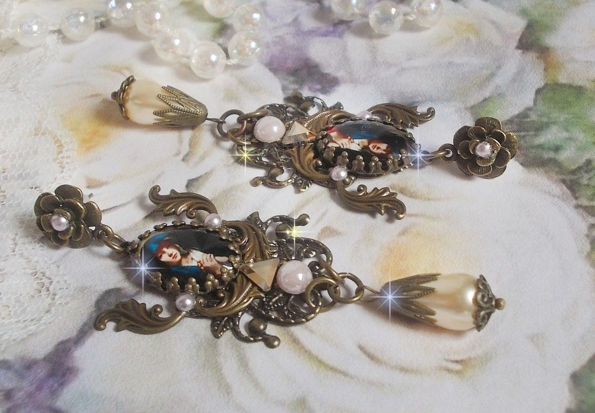 BO Madonna skapad med PureCrystal cabochons, förstoringsglas cabochons, molnstämplar och bronstillbehör.