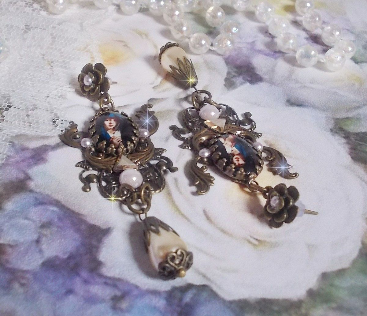 BO Madonna skapad med PureCrystal cabochons, förstoringsglas cabochons, molnstämplar och bronstillbehör.