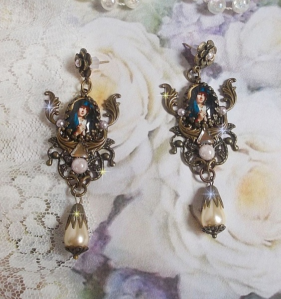 Boucles d'oreilles artisanales Madone avec perles et détails bronze.