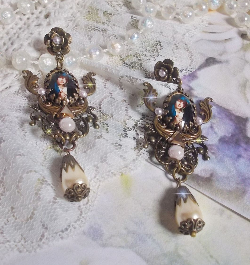 BO Madonna skapad med PureCrystal cabochons, förstoringsglas cabochons, molnstämplar och bronstillbehör.