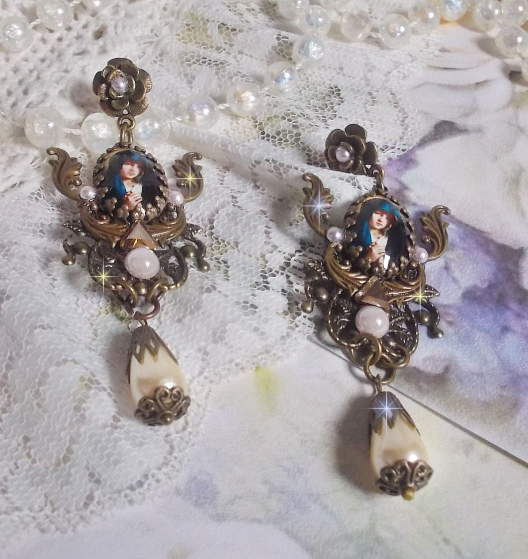 BO Madonna skapad med PureCrystal cabochons, förstoringsglas cabochons, molnstämplar och bronstillbehör.