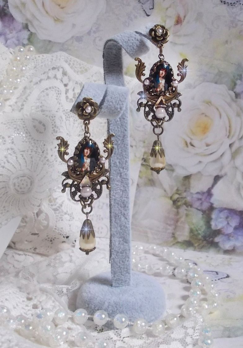 BO Madonna skapad med PureCrystal cabochons, förstoringsglas cabochons, molnstämplar och bronstillbehör.