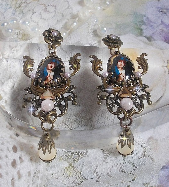 Boucles d'oreilles artisanales Madone avec perles et détails bronze.