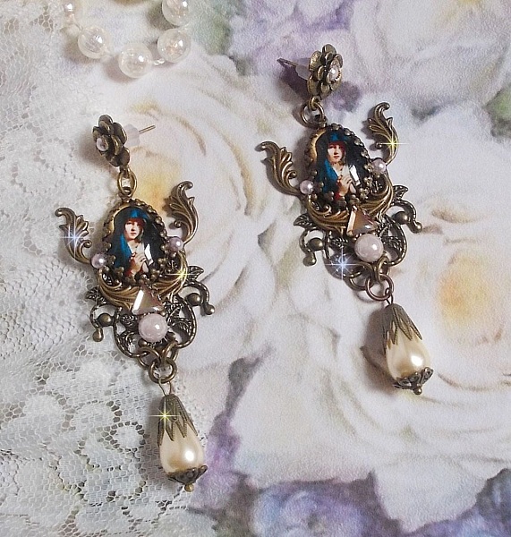 Boucles d'oreilles artisanales Madone avec perles et détails bronze.