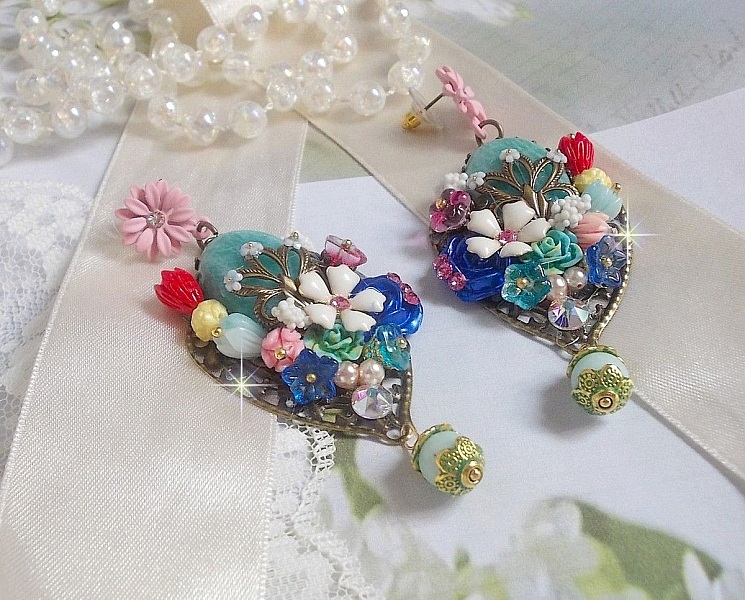 BO Majestueuses sur des estampes gouttes avec des cabochons, cristaux, fleurs clochettes, cabochons en r&eacute;sine, perles en verre et perles en Amazonite