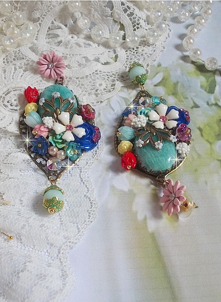 BO Majestueuses sur des estampes gouttes avec des cabochons, cristaux, fleurs clochettes, cabochons en r&eacute;sine, perles en verre et perles en Amazonite