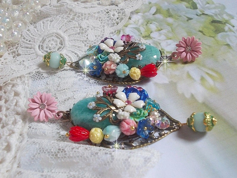 BO Majestueuses sur des estampes gouttes avec des cabochons, cristaux, fleurs clochettes, cabochons en r&eacute;sine, perles en verre et perles en Amazonite