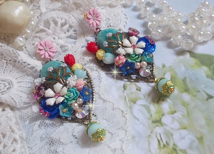 BO Majestueuses sur des estampes gouttes avec des cabochons, cristaux, fleurs clochettes, cabochons en r&eacute;sine, perles en verre et perles en Amazonite