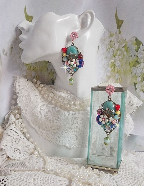 BO Majestueuses sur des estampes gouttes avec des cabochons, cristaux, fleurs clochettes, cabochons en r&eacute;sine, perles en verre et perles en Amazonite