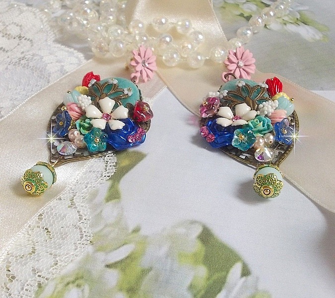 BO Majestueuses sur des estampes gouttes avec des cabochons, cristaux, fleurs clochettes, cabochons en r&eacute;sine, perles en verre et perles en Amazonite