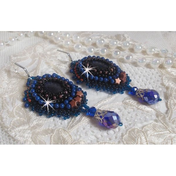 BO Maldives broderad med glittrande hartscabochoner, runda pärlglänsande Swarovski-pärlor och Miyuki fröpärlor.