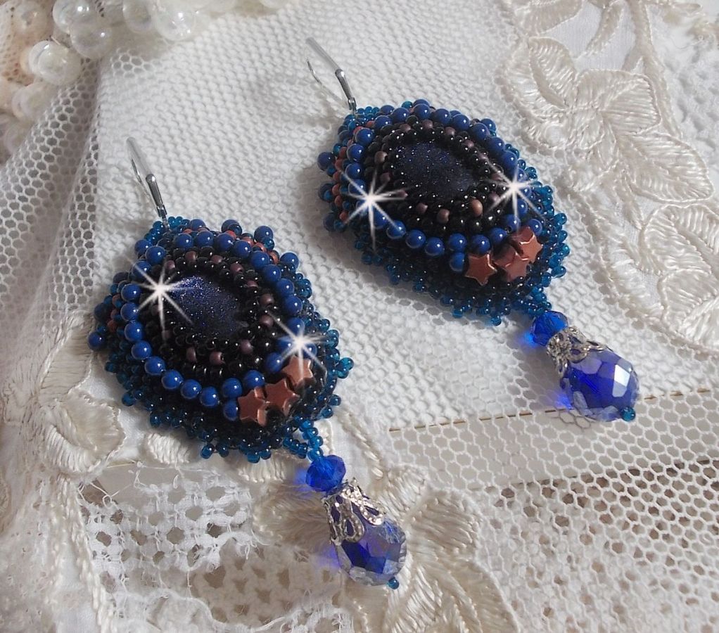 BO Maldives broderad med glittrande hartscabochoner, runda pärlglänsande Swarovski-pärlor och Miyuki fröpärlor.