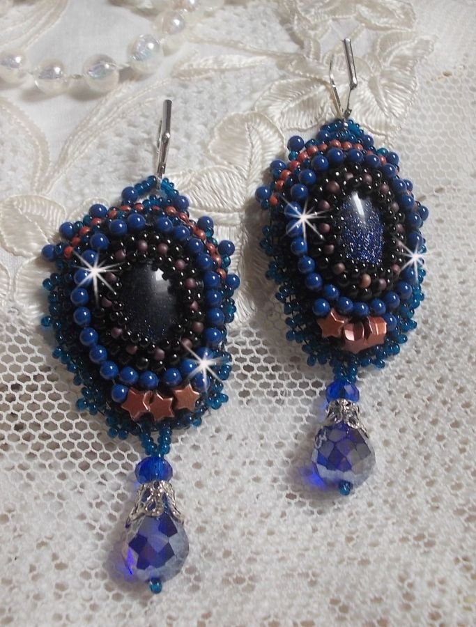 BO Maldives broderad med glittrande hartscabochoner, runda pärlglänsande Swarovski-pärlor och Miyuki fröpärlor.