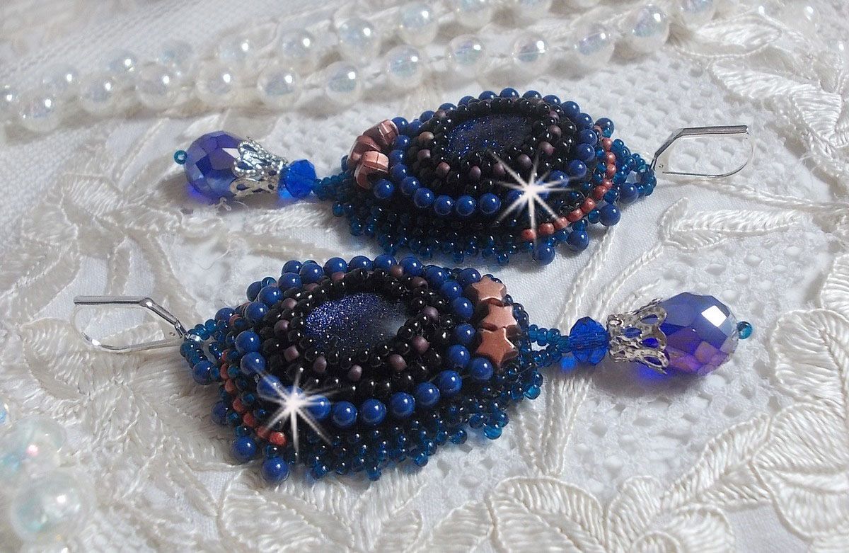 BO Maldives broderad med glittrande hartscabochoner, runda pärlglänsande Swarovski-pärlor och Miyuki fröpärlor.