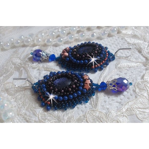 BO Maldives broderad med glittrande hartscabochoner, runda pärlglänsande Swarovski-pärlor och Miyuki fröpärlor.