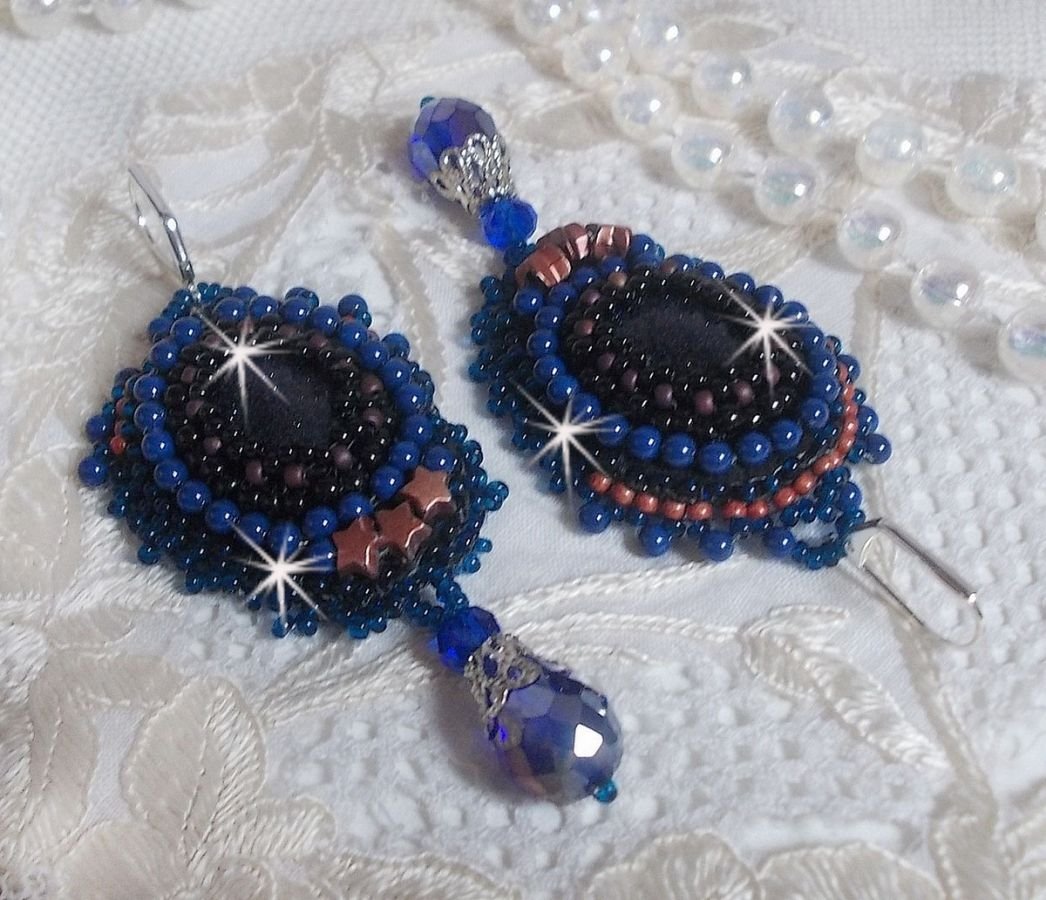 BO Maldives broderad med glittrande hartscabochoner, runda pärlglänsande Swarovski-pärlor och Miyuki fröpärlor.