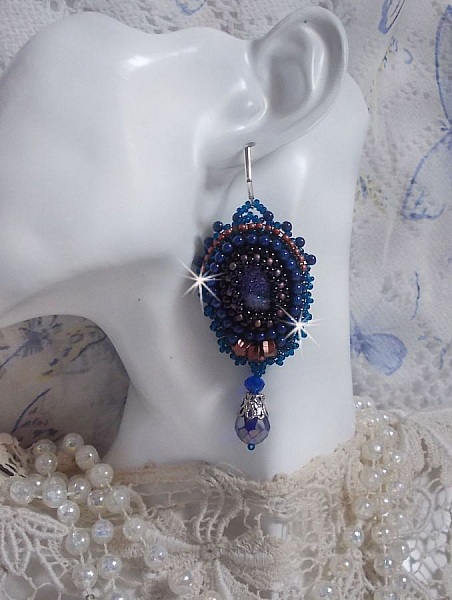 BO Maldives broderad med glittrande hartscabochoner, runda p&auml;rlgl&auml;nsande Swarovski-p&auml;rlor och Miyuki fr&ouml;p&auml;rlor.