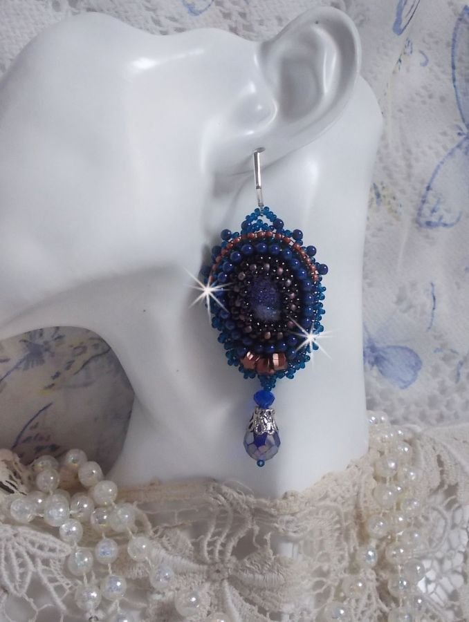 BO Maldives broderad med glittrande hartscabochoner, runda pärlglänsande Swarovski-pärlor och Miyuki fröpärlor.