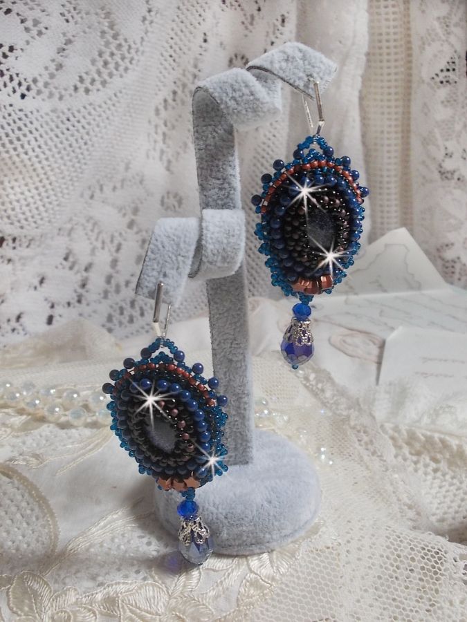 BO Maldives broderad med glittrande hartscabochoner, runda pärlglänsande Swarovski-pärlor och Miyuki fröpärlor.