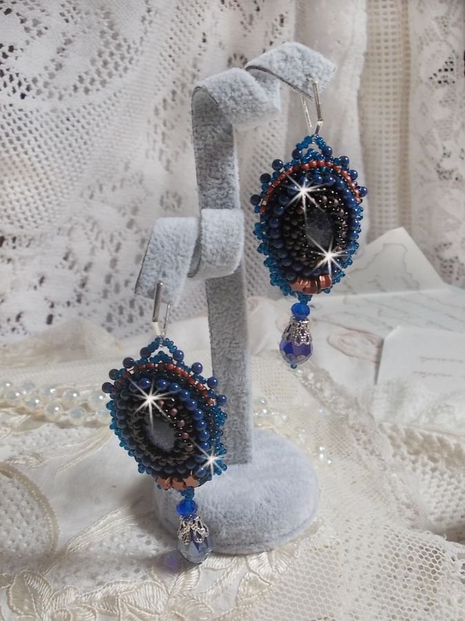 BO Maldives broderad med glittrande hartscabochoner, runda pärlglänsande Swarovski-pärlor och Miyuki fröpärlor.