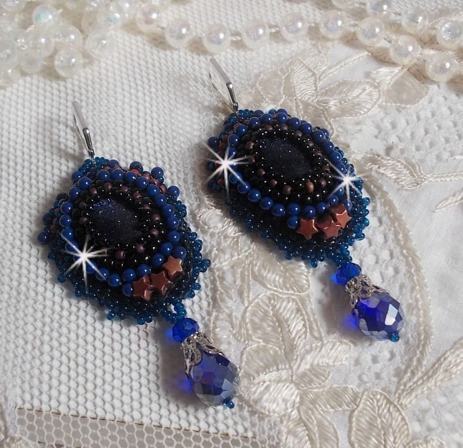 BO Maldives broderad med glittrande hartscabochoner, runda pärlglänsande Swarovski-pärlor och Miyuki fröpärlor.
