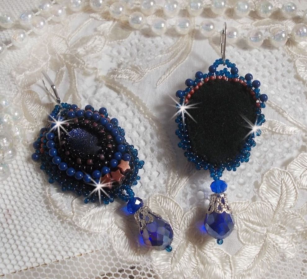 BO Maldives broderad med glittrande hartscabochoner, runda pärlglänsande Swarovski-pärlor och Miyuki fröpärlor.