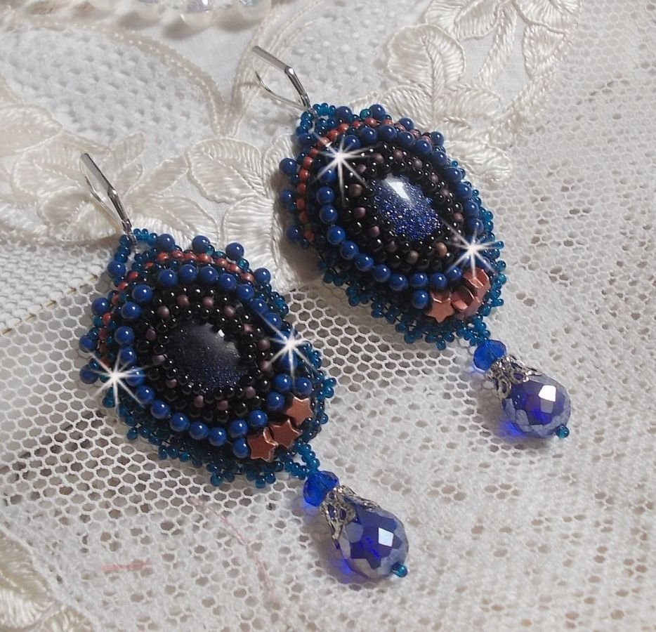 BO Maldives broderad med glittrande hartscabochoner, runda pärlglänsande Swarovski-pärlor och Miyuki fröpärlor.