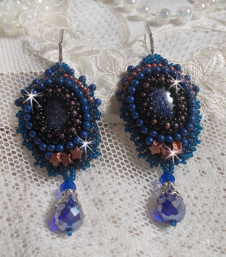 BO Maldives broderad med glittrande hartscabochoner, runda pärlglänsande Swarovski-pärlor och Miyuki fröpärlor.