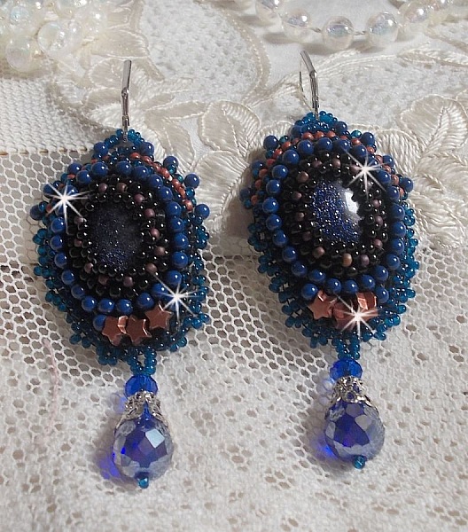 BO Maldives broderad med glittrande hartscabochoner, runda p&auml;rlgl&auml;nsande Swarovski-p&auml;rlor och Miyuki fr&ouml;p&auml;rlor.