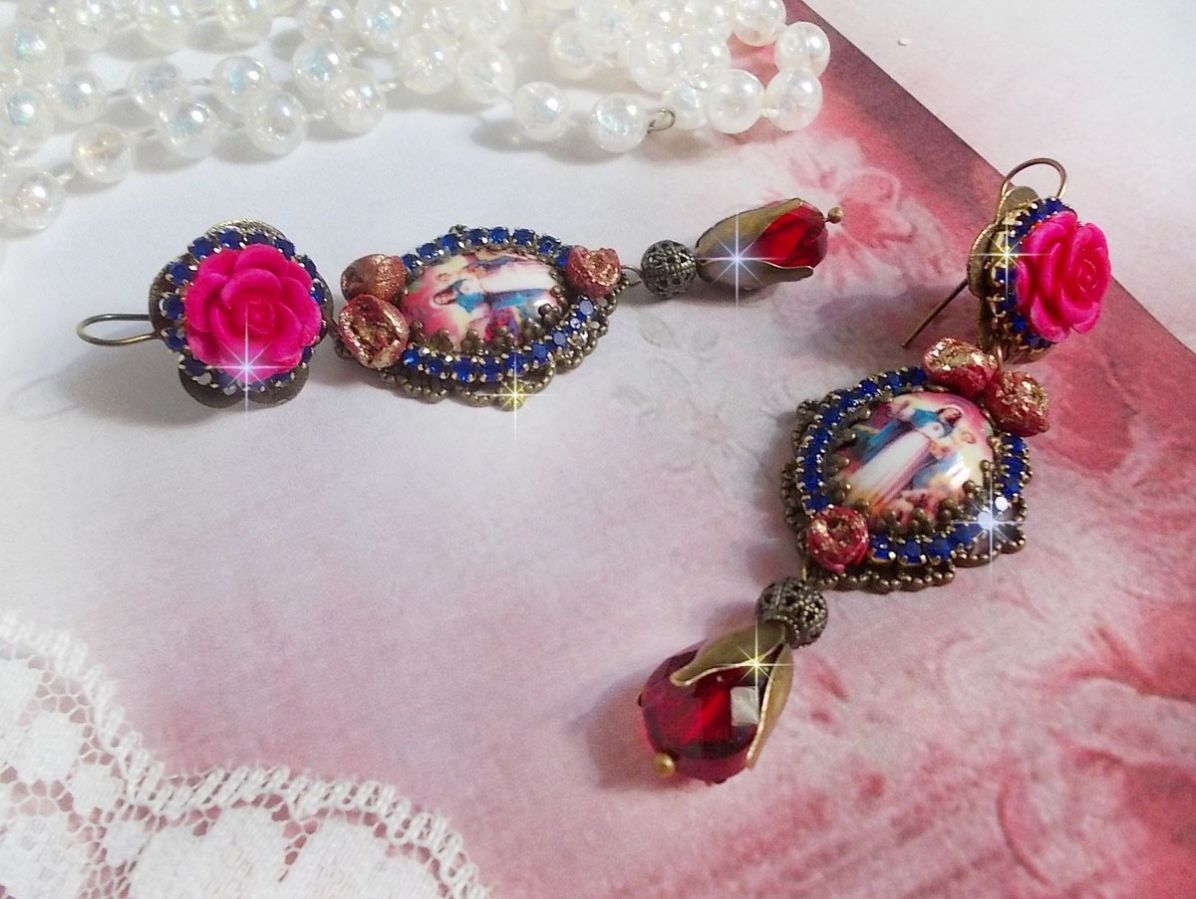 BO Maria och Jesus skapade med harts cabochons, röda facetterade päron och olika tillbehör.