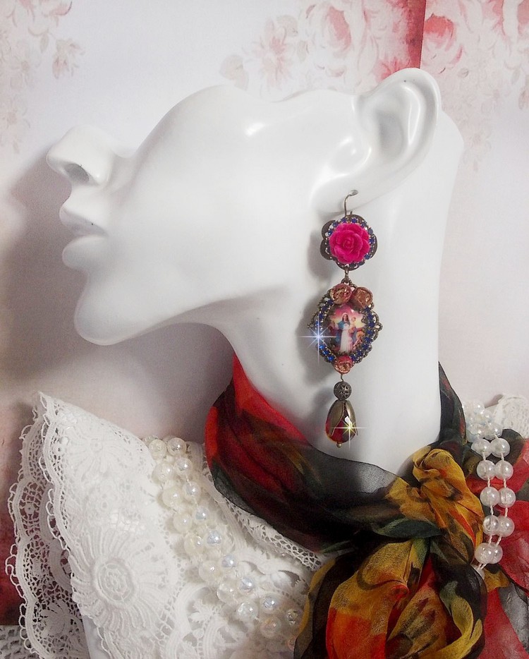 BO Maria och Jesus skapade med harts cabochons, röda facetterade päron och olika tillbehör.