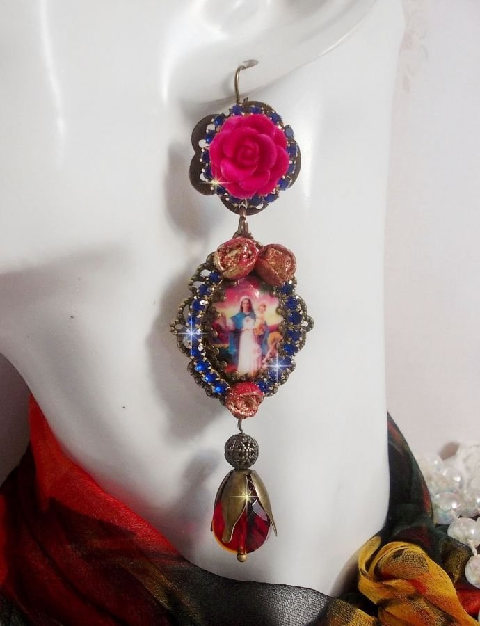BO Maria och Jesus skapade med harts cabochons, röda facetterade päron och olika tillbehör.