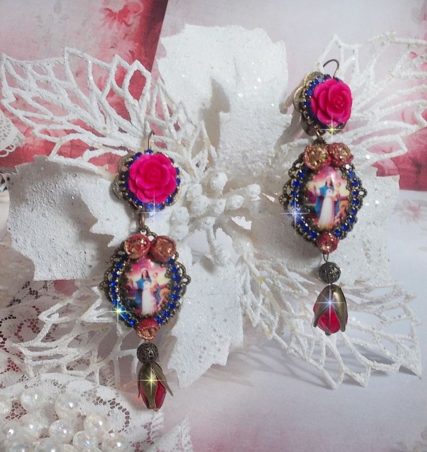 BO Maria och Jesus skapade med harts cabochons, röda facetterade päron och olika tillbehör.