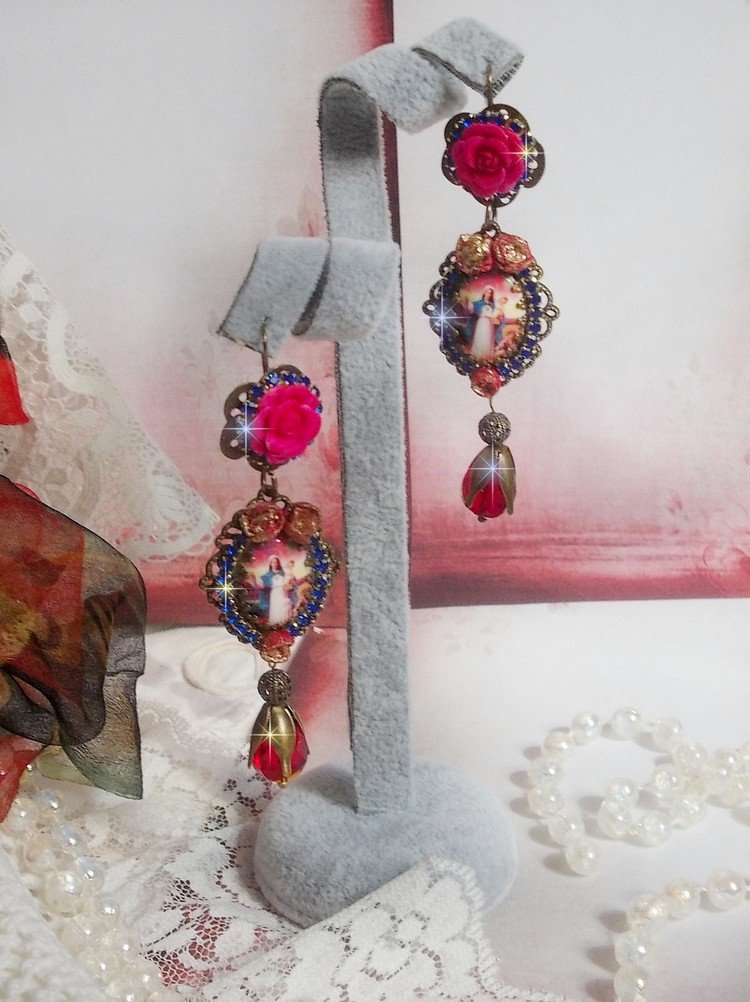 BO Maria och Jesus skapade med harts cabochons, röda facetterade päron och olika tillbehör.