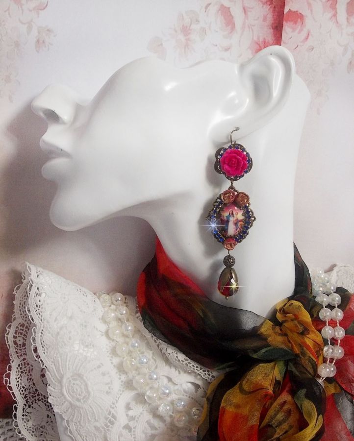 BO Maria och Jesus skapade med harts cabochons, röda facetterade päron och olika tillbehör.