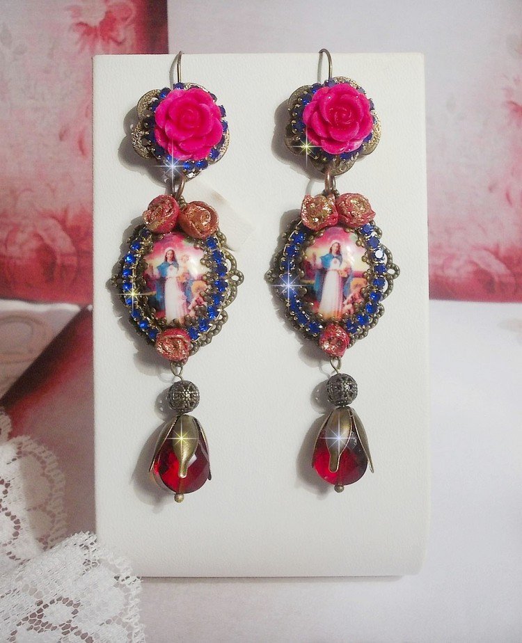 BO Maria och Jesus skapade med harts cabochons, röda facetterade päron och olika tillbehör.