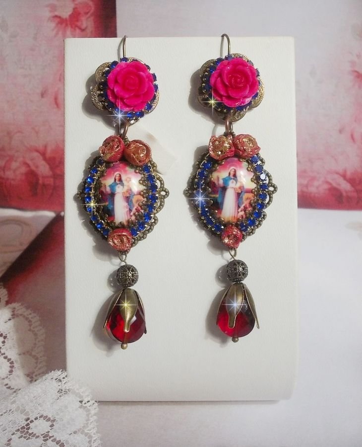 BO Maria och Jesus skapade med harts cabochons, röda facetterade päron och olika tillbehör.