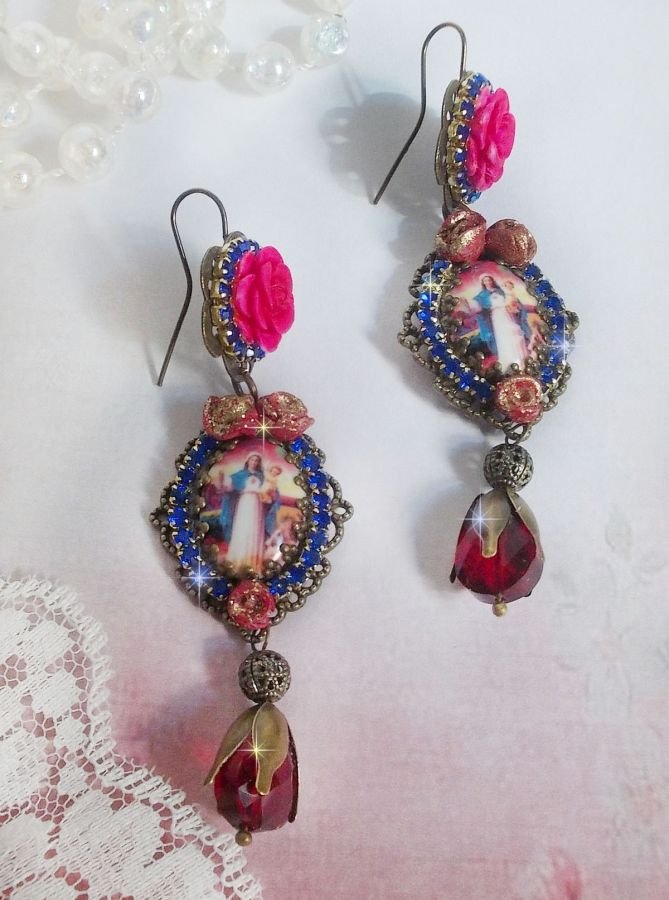 BO Maria och Jesus skapade med harts cabochons, röda facetterade päron och olika tillbehör.