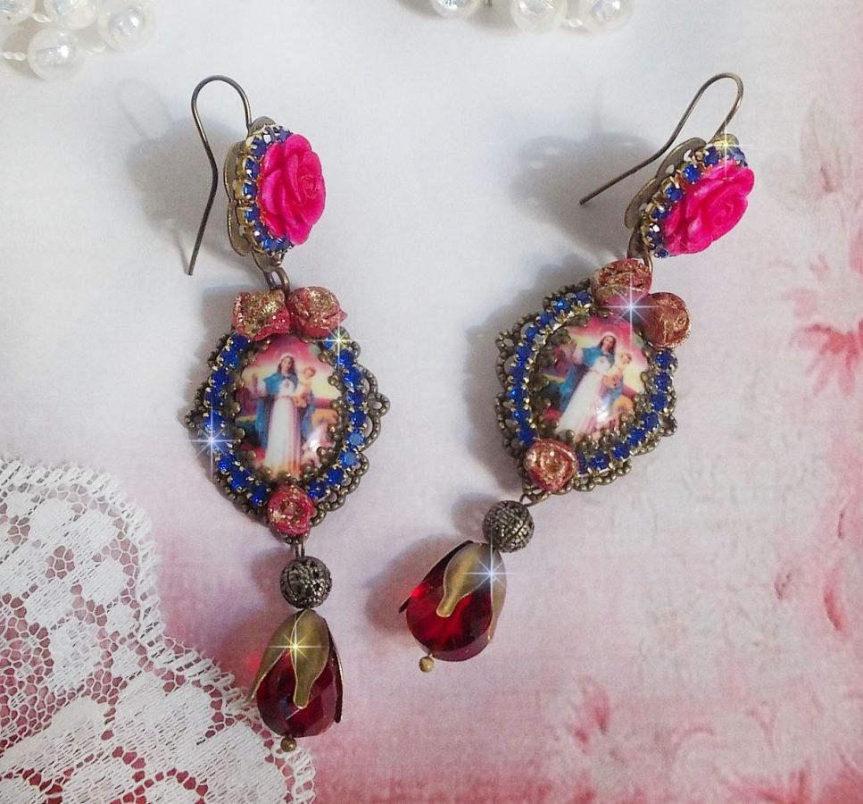 BO Maria och Jesus skapade med harts cabochons, röda facetterade päron och olika tillbehör.