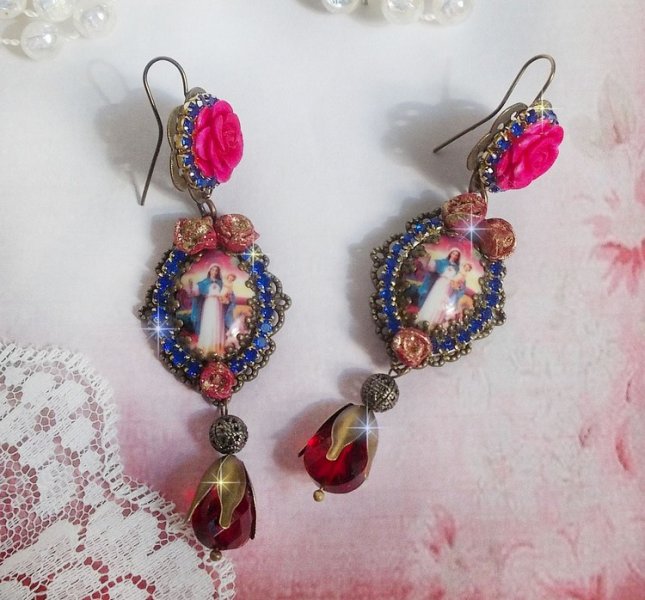 BO Maria och Jesus skapade med harts cabochons, röda facetterade päron och olika tillbehör.