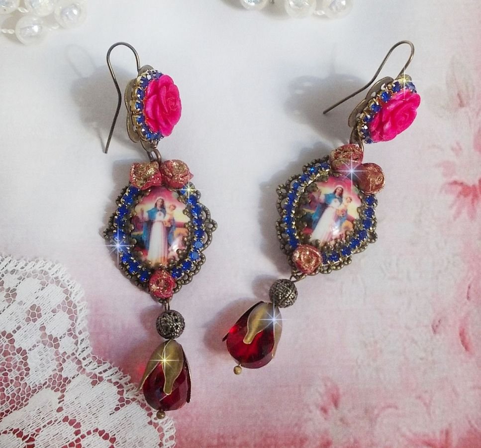 BO Maria och Jesus skapade med harts cabochons, röda facetterade päron och olika tillbehör.