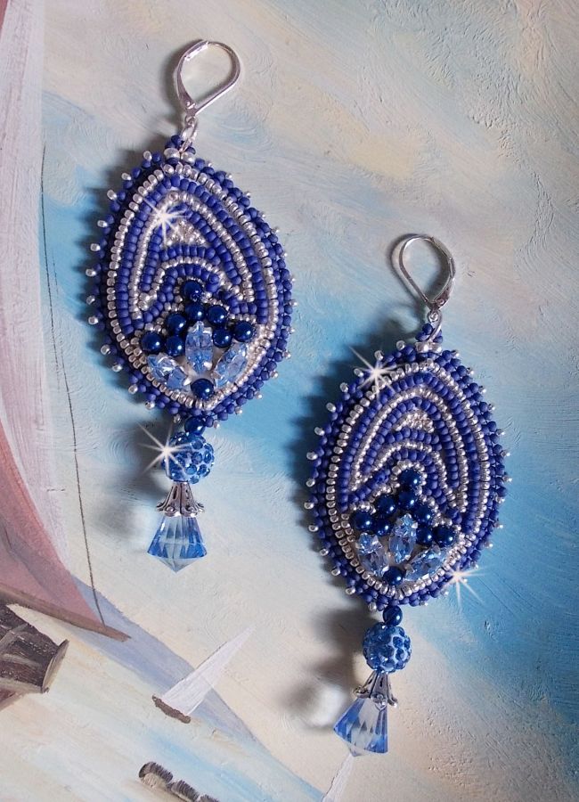 BO Marine Blue broderad med Swarovski-kristaller, runda glaspärlor och Miyuki fröpärlor.